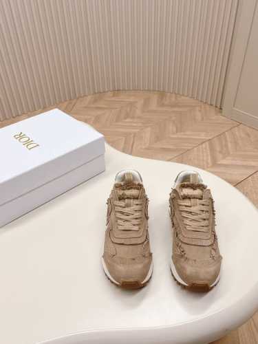 冲量价: C'est Dior 迪奥 24早春新款全新休闲运动鞋‘以绒面牛皮革和网眼织物制作，轻盈透气。侧边的CD字母非常有Dior辩识度，运动风设计融合流苏细