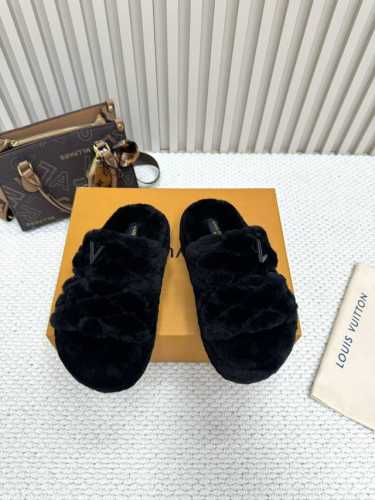 顶级品质 LV ss24 new arrival～平底羊毛拖鞋新品 超舒适的lv双带毛拖 简约随性 时髦有范， 慵懒又不乏高级感，最舒适的拖鞋没有之一 随意上脚