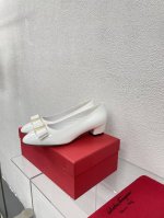 漆皮 舒适 平底蝴蝶结 经典五金扣件 鎏金工艺 Ferragamo 白色24 菲拉格慕 平底鞋拖鞋 今期高频曝光 人对Fam刮目相看加上各路明星 更加适合日常着