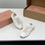 工厂价 高版本！专柜同步 Miu家2025早春新品休闲运动鞋系列阿甘鞋 时尚 简约高级 随意搭配 上脚非常轻便舒适 今年主推款 时尚 简约高级 随意搭配 上脚非