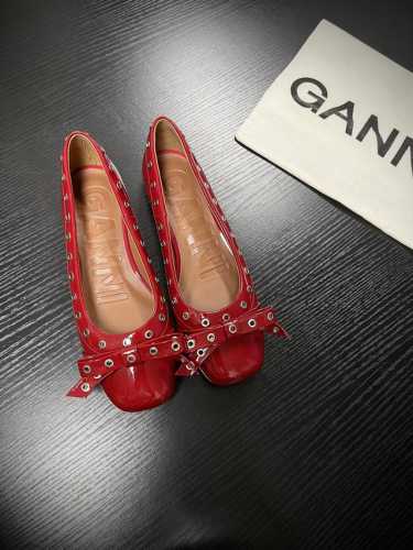ganni 甜酷芭蕾风，这双鞋美到犯规GANNI同款平底鞋，纯白鞋面点缀个性铆钉 ，酷感十足。俏皮蝴蝶结设计，增添甜美气息。柔软内里，舒适好走，日常通勤或出街凹