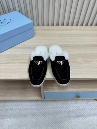 Prada 普拉达 男女款 24秋冬新款羊毛里 乐福鞋 羊毛领口上下呼应设计！勾勒出普拉达品牌logo 凸显高端大气 ！采用澳洲进口羊皮毛内里，冬季保暖效果超赞