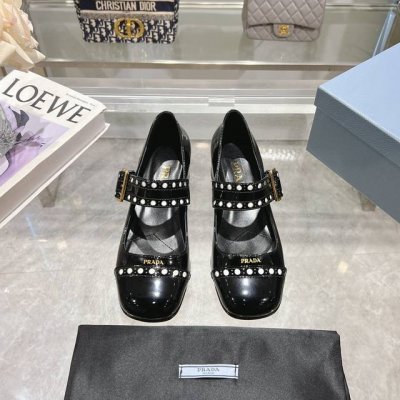 冲量价: Prada 普拉达 25年新款 走秀款方圆头冲孔玛丽珍粗跟单鞋。 这款时尚的高跟鞋采用漆面皮革制成，饰以穿孔装饰，对比鲜明的色彩彰显复古风范。鞋面采用