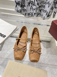 Gucc*古驰芭蕾鞋2025早春系列芭蕾鞋 就说今年是芭蕾鞋大年，Gucci 2025早春系列的芭蕾鞋也火了！小方头设计+经典马衔扣，在精致、优雅中又带着一丝俏