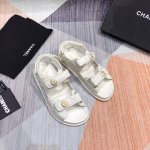 CHANEL 春夏经典款！ 沙滩鞋全网爆爆爆，上脚依然让我心甘情愿剁手入，购入手才会知道它的时髦，人气爆款必须得有它排名，四季搭配都无敌了，各种博主、网红范搭配