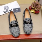 VERSACE 范思哲 男士新款豆豆鞋上市 原单品质 官网1:1同步头层牛皮皮内里，完美造型顶级品质，橡胶耐磨大底，，鞋型饱满，立体感十足超级百搭 高档不失品味