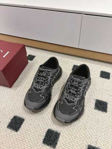 Gucci古驰G家 24ss最新款 老爹鞋 厚底 休闲 运动鞋 这款Rhyton系列运动鞋采用象牙白色皮革搭配复古设计，鞋身巧妙融入撞色互扣式双G镂空细节，为这