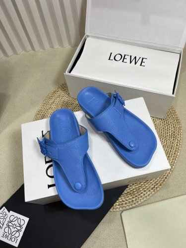 女 男 p Loewe Ss24 New Arrival l家24春夏水台拖鞋 鞋底造型很别致呀 舒适度漏眼可见 小牛皮鞋面 包裹水台的也是同种牛皮 非常舒适养