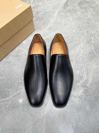 元christian Loubouti*高端男士皮鞋，原单品质，高端精品！鞋面鞋头采用进口牛皮搭配cl专用材质打钉设计，大方舒适透气。进口牛皮内里，原版定制真皮 - 点击图像关闭