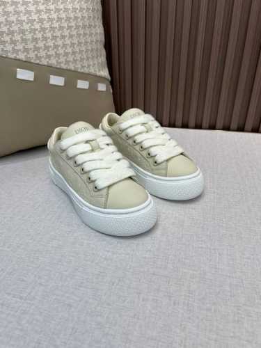 出厂价pp 情侣款迪奥Dior X Denim Tears联名合作款 B33系列 情侣款 休闲 运动鞋 滑板鞋 原版购入开发 做货 这款 B33 运动鞋是二零二
