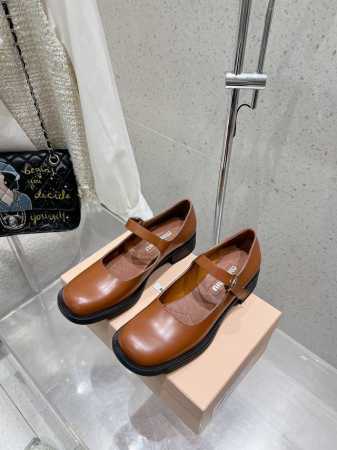 miumiu缪缪 秋冬新款英伦风 玛丽珍 乐福鞋 MiuMiu秀场 复古风独一无二的来自Miu Miu系列的细节特写 新季的潮流要素一 适当 面料：进口原版进口 - 点击图像关闭