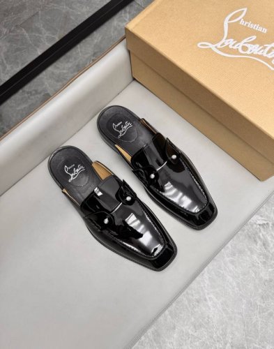 元Christian Louboutin Cl 高端真皮夏季男士拖鞋，进口开边珠牛皮，牛皮内里，牛皮内里让鞋子穿在脚上时尚又舒适，原版真皮大底，码数：39-44