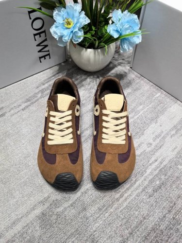 出厂： ，扣子配件+15 Loewe 罗意威 芭蕾运动鞋 阿甘鞋德训鞋 情侣款 二代Ballet Runner升级2.0给足界一些震撼，不对称鞋头造型，作为Lo