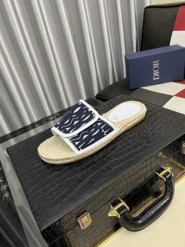 出厂价Pp： 迪奥原单品质， 2025新品男士休闲凉拖鞋, 原版皮字母织带搭配制作，高端品质, 原版大底宽松舒适，百搭时尚单品！Size 38-44 可订做，4