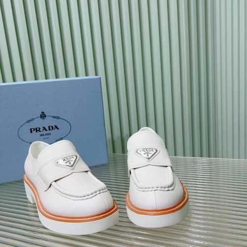 Prada**24aw新款乐福鞋 荔枝纹牛皮面里牛皮 橡胶底 这款鞋面搭配三角牌金属扣，中和了整个鞋子的气质，完全不会特别正式或者老气，有点俏皮感觉但完全不会甜