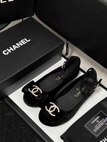 橙子出厂价p Chanel 香奈儿 初夏新款 丝绒蝴蝶结水钻扣玛丽珍鞋 平底单鞋 这是香奈儿最经典的款式，从未跌落时尚的舞台！基础单鞋样式，鞋型修长秀气，小巧的