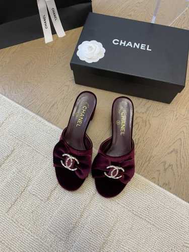 Chanel 小香新品走秀款拖鞋 简约又不失甜美俏皮！ 鞋头经典拼色简约易搭，搭配一字带更加跟脚。 内里羊皮 真皮大底 Size:35-39 其他码数定做