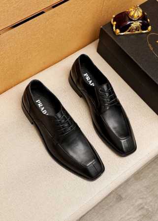 商品商标：Prada 普拉达 商务皮鞋 正码码数: 38-44 45.46订制 商品材料：精选 进口头层小牛皮鞋面，进口水染牛皮内里。强烈立体视觉效果，组合大底 - 点击图像关闭