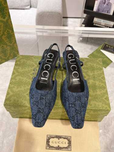 Gucci 女士Gg后系带烫钻凉鞋 女士鞋履系列从20世纪90年代和21世纪初的典藏设计中汲取创作灵感，缔就蕾丝、仿水晶和清透面料等迷人细节。这款芭蕾凉鞋由饰有