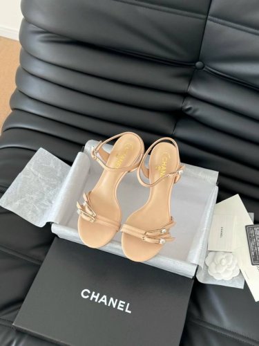 Chanel Vintage中古系列大标凉鞋 简约而不简单的款，上脚特别显脚细。 鞋面定制面，内里垫脚羊皮，加厚真皮大底。 跟高3.5 7.5 Size:35-