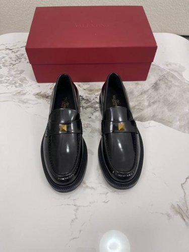 valentino华伦天奴新款男士乐福鞋 品牌Logo装饰设计 时尚休闲皮鞋 这款乐福鞋采用进口牛皮鞋面 内里本染小牛皮 小牛皮鞋垫 上脚柔软舒适透气 配原盒全