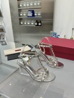工厂P橡胶底190 皮底 Vt 春夏新款，简直不要太好看了！！！小性感的同时又带有少女的小可爱经典的钉钉永不过时，这次透明跟Yuan版打造，你值得拥有 面料：进