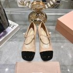 出厂 顶级品质miumiu缪缪25春夏走秀新款new arrival～拼色粗跟圆头玛丽珍珍珠一字扣带单鞋！金属miu缪logo饰以点缀，细节质感满满～复古时髦～