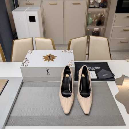 SAINT LAURENT ” SYL圣罗兰 顶级版本25SS众明星网红追捧的圆柱体细高跟，丝绸打皱小方头高跟单鞋。SYL 2025官方VIP 贵宾版金花磁铁盒 - 点击图像关闭