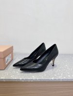 Miumiu 缪缪 25Ss春夏新款 复古 尖头高跟 单鞋 春夏清新配色 曲线优美 日常穿搭都很搭 后跟有专属标识性Logo格调 上脚尽显优雅魅力 鞋面 采用原