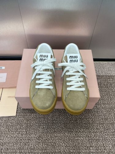 工厂价 Miumiu 2025春夏高定系列走秀新款系带休闲运动小白鞋 缪缪明星同款字母Logo厚底圆头拼色滑板女鞋 材质 鞋面进口小牛皮 进口羊猄皮+水染羊皮内