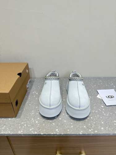 UGG 24ss秋冬新款 名族风厚底 刺绣懒人半拖雪地靴 一款增高神器，显高还又拉腿长 看多了经典款 需要一些点缀 成为寒冬流行穿搭的主流趋势 漫长的冬日还有什