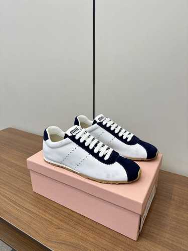 Miumiu 2025早春新品 德训鞋 棒球鞋 Miu Miu 缪缪大秀上爆出的这双球鞋 后全球各大代购官网火爆上市.简单很随意不羁又能体现单宁美感，整双鞋子设
