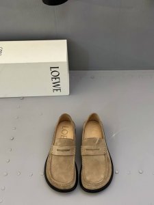 Loewe 罗意威 Ballet Runner 休闲鞋、 简约大方的造型设计，采用进口牛皮、漆皮、打造，不对称鞋头设计、袜状内部结构，全牛皮内里垫脚，搭配轻盈皮