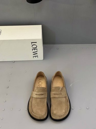 Loewe 罗意威 Ballet Runner 休闲鞋、 简约大方的造型设计，采用进口牛皮、漆皮、打造，不对称鞋头设计、袜状内部结构，全牛皮内里垫脚，搭配轻盈皮