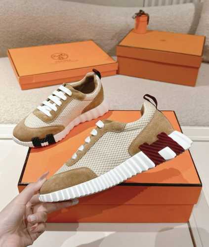 Hermes 顶级版本#新色P 爱马仕H家经典情侣款 休闲运动鞋 情侣款休闲之履运动老爹鞋结合高科技帆布与麂皮山羊皮，在橡胶鞋底上饰以夸张“H”字母，斜体设计和