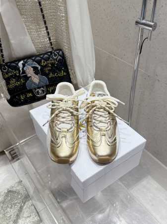 代购级 Dior D-Sketch 运动鞋于迪奥 25Ss 春夏成衣系列发布秀精彩亮相，彰显经典的复古美学 采用白色尼龙和牛皮革精心制作，饰以灵感源自鞋履制作阶 - 点击图像关闭