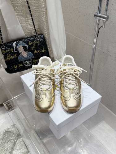 代购级 Dior D-Sketch 运动鞋于迪奥 25Ss 春夏成衣系列发布秀精彩亮相，彰显经典的复古美学 采用白色尼龙和牛皮革精心制作，饰以灵感源自鞋履制作阶