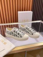 元 2025年Walk‘N’Dior刺绣中帮休闲鞋上新啦 在时尚的舞台上，Dior刺绣鞋是当之无愧的主角。细腻的针法游走于鞋面，每一针都倾注了匠人的心血，每一线