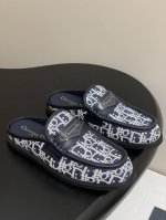 25Ss早春新款Dior迪奥D-Boy穆勒鞋 包头平底半拖鞋字母印花布面休闲拖鞋 这款 Dior Boy 穆勒鞋融入Dior非凡的精湛工艺，重新诠释经典乐福鞋设