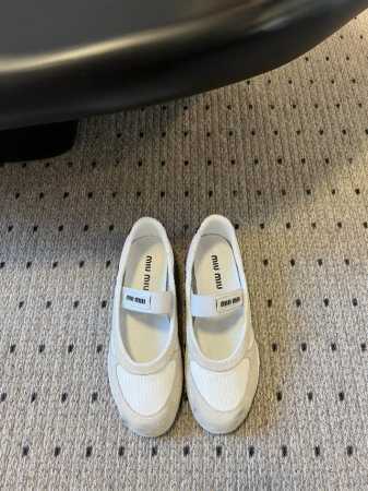 代购级 Miu Miu 25ss 春夏新款走秀MiuMiu 休闲鞋玛丽珍布鞋秀场工艺来自Miu Miu系列的细节特写 新季的潮流要素一与此刻挚爱的概念，多元对撞 - 点击图像关闭