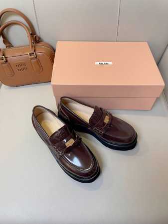 MiuMiu 2024高级时尚新品，新季力推单品~ 时尚 百搭 超好看 张元英、林允儿同款厚底金币乐福鞋，经典的凯旋门乐福鞋，开边珠牛皮的质感真的一绝，小厚底的 - 点击图像关闭