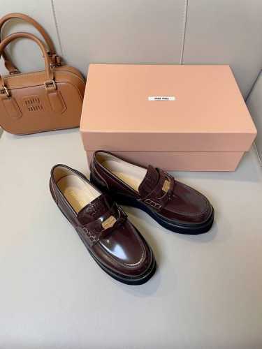 MiuMiu 2024高级时尚新品，新季力推单品~ 时尚 百搭 超好看 张元英、林允儿同款厚底金币乐福鞋，经典的凯旋门乐福鞋，开边珠牛皮的质感真的一绝，小厚底的