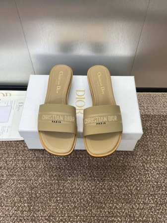 工厂价 迪奥 Dior 2025 春夏新款 DWAY 平底一字拖拼色女鞋 CD字母logo立体刺绣圆柱跟凉鞋 方头粗跟果冻色露趾拖鞋 原版开发市面顶级版本材质: - 点击图像关闭