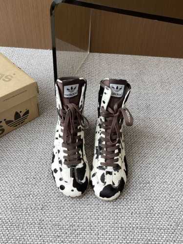 Adidas 阿迪达斯 25Ss爆款推荐 复古赛车鞋 经典黑白蒙蔽了双眼～ Jennie同款三叶草赛车鞋我的Ma耶，阿迪你太会出啦！！ 这双三叶草经典黑白赛车鞋