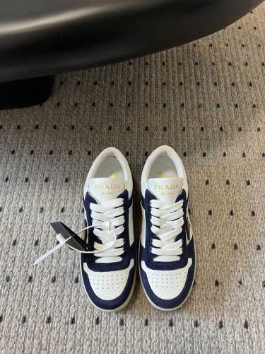 prad* 25ss p家25春夏厚底小白鞋 德训风格 麂皮和光面皮拼接撞色，细节感跟好 三角标点缀，简单高级！关键上脚超显腿长，轻松拉长腿部显腿！size 3