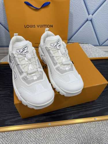 lv 路易威登L家 驴牌 最新Olympia系列 情侣款 银角大王 休闲 运动鞋 跑鞋 本款 Lv Olympia 运动鞋融合网格面料与金属质感合成皮革等科技面