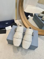 工厂批 Prada 普拉达 25Ss春夏走秀新款流苏复古乐福鞋单鞋 半拖鞋这款鞋履着意呈现经典与复古格调，兼具阳刚气质与柔美风情，形成二元对比，彰显Prada系