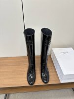 CELINE 塞琳2024秋冬凯旋门时装骑士靴 专柜限量发售一鞋难求、凯旋门的热压工艺设计极具品牌辨识度 而且立体感非常强！非常百搭的一款短靴 鞋面软漆皮面料