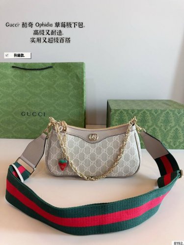 配礼盒. 酷奇Gucci 草莓斜挎包 越用越好看 可复古可洋气 搭配点挂件又是另 种风格 实用又不会很夸张 属于我们搭配里面最喜欢的单品元素！ 尺寸：25*6*