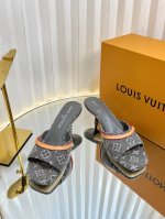 顶级版本Lv 驴家 25Ss 丹宁牛仔太好看了 很少做Lv家的单品 但是这双小猫跟我真的是没法拒绝啊 原版购入 用心开发 鞋跟都是开模定制 老花单宁色搭配的棕色